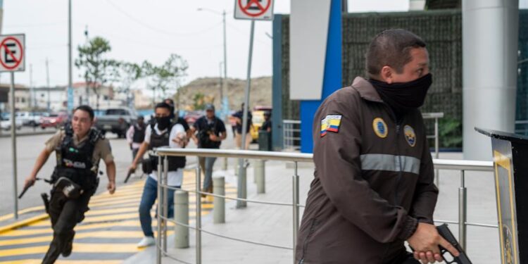 Crisis en Ecuador: Compra de armamento para combatir al crimen organizado