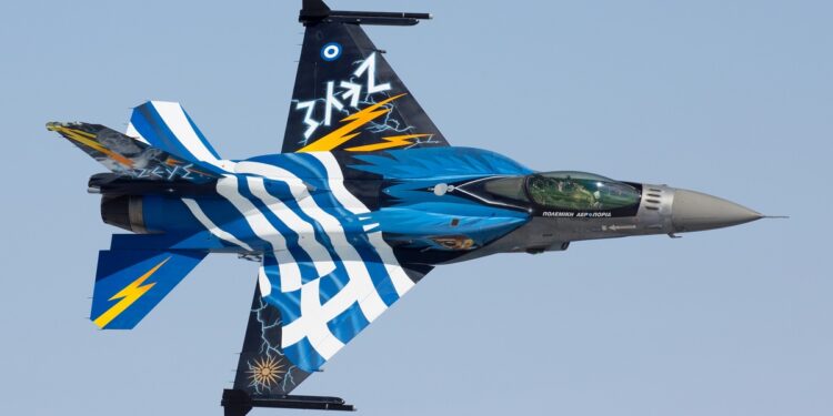 Grecia planea vender F-16 y Mirages para simplificar su inventario de cazas