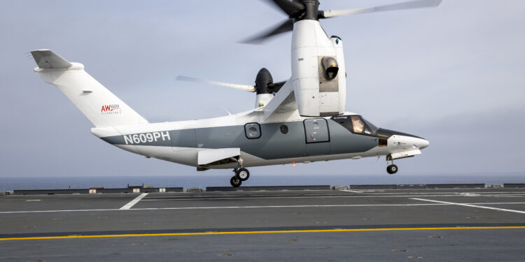 El AW609 completa con éxito su primera campaña de pruebas en portaaeronaves Cavour.