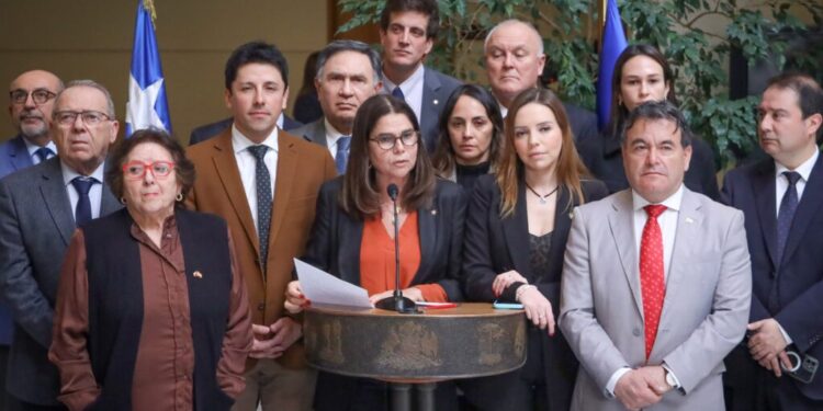 OPINION: ¿Cambio de nombre o cambio de prioridades? La desconexión  de la clase política chilena en tiempos de crisis.