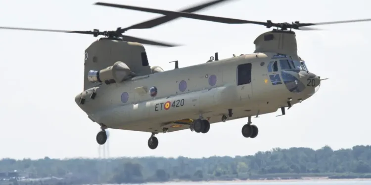Boeing entrega el 17º helicóptero de transporte CH-47F Chinook a las FAMET de España