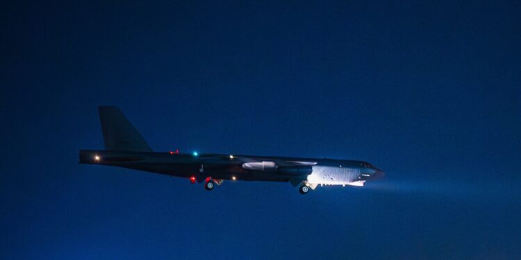Bombarderos B-52 se despliegan en Medio Oriente para disuadir a Irán; más cazas F-15E están por llegar