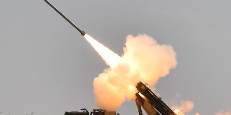 Análisis: El interés de Francia en el sistema de cohetes Pinaka de la India: ¿un cambio estratégico o una oportunidad perdida para la defensa europea?