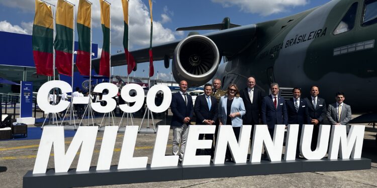 Lituania elige el avión de transporte C-390 Millennium de Embraer para fortalecer su preparación militar
