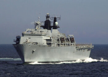 Marina de Brasil oficializa la compra del buque de asalto anfibio HMS Bulwark a Reino Unido