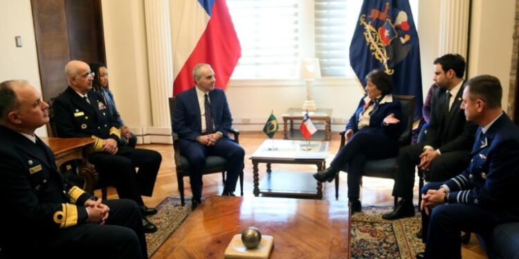 Chile y Brasil firman acuerdo sobre cooperación en industria de Defensa