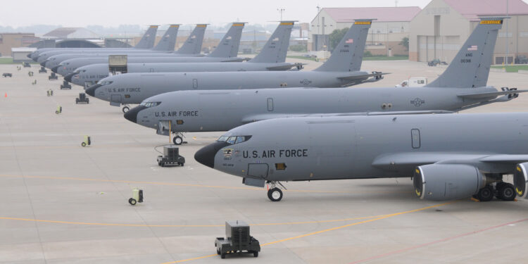 Fuerza Aérea Argentina evalúa dos KC-135R Stratotanker para apoyar a su futura flota de F-16
