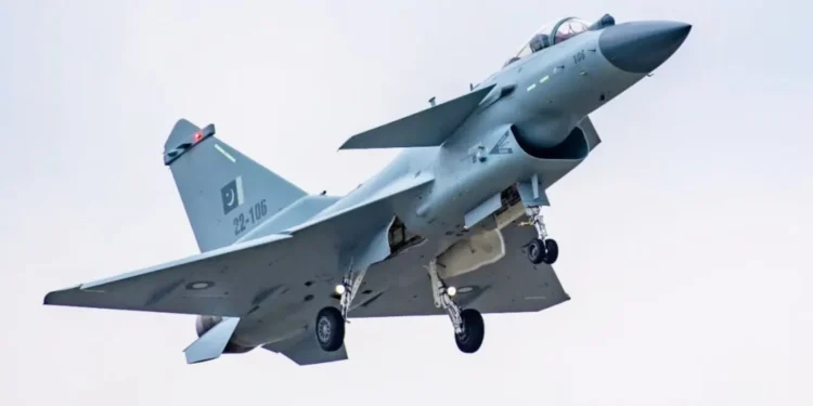 China confirma que el caza J-10CE logró su primera victoria en combate