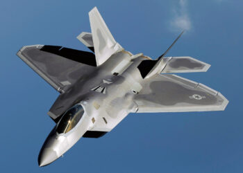 EE.UU. traslada 12 F-22 desde Reino Unido hacia Oriente Medio en medio de tensiónes con Irán