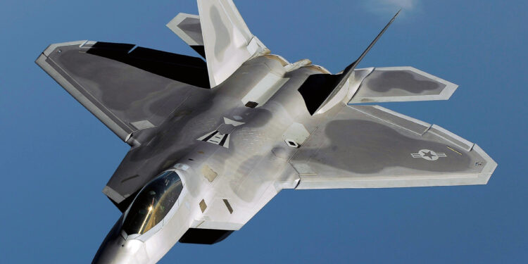 EE.UU. traslada 12 F-22 desde Reino Unido hacia Oriente Medio en medio de tensiónes con Irán