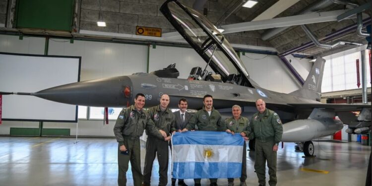 Argentina acelera su salto al F-16: Top Aces entrenará a los futuros pilotos de combate de la FAA