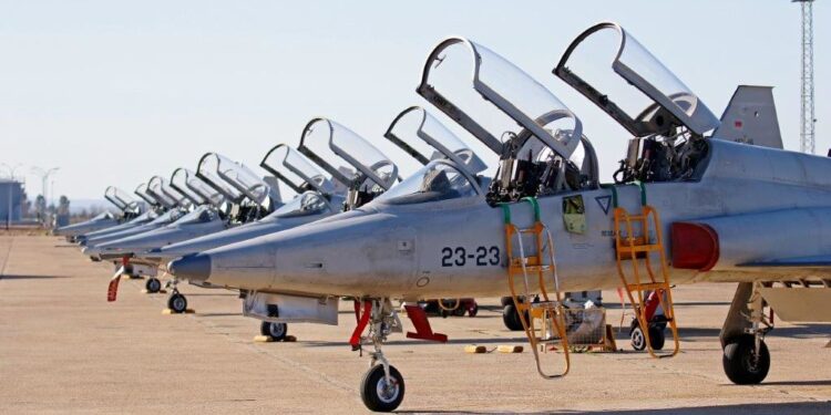 El F-5 español alcanza las 300.000 horas de vuelo antes de su relevo por el Hürjet